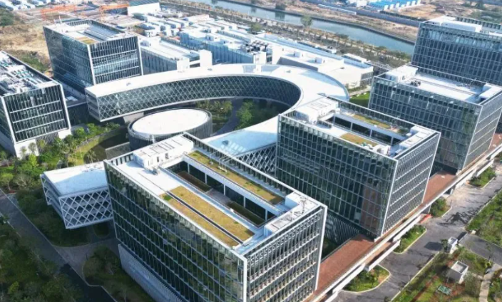 外贸多语种网站搭建方案对比：自建站与跨境信息化系统集成选型要点